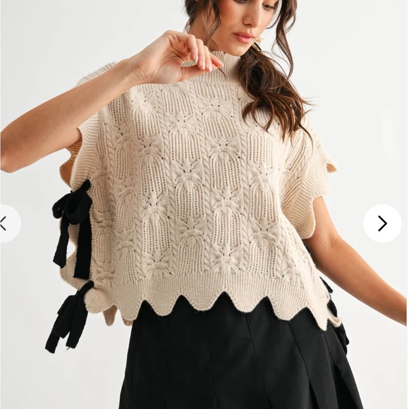 NWTs Entro scalloped sweater top with bows - Picture 3 of 7